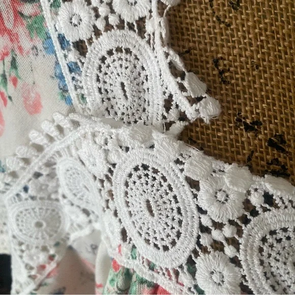 Shabby-Chic Floral Top With Crochet Detail - Picture 4 of 5